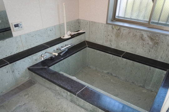 湯河原町土肥５丁目・生活便利な築浅温泉付き：浴室