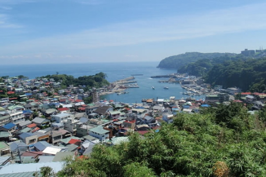 真鶴町真鶴　半島岬へ向かうバス通り沿い　海一望