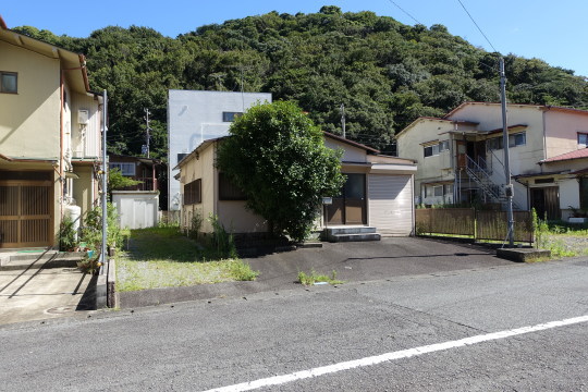 湯河原町土肥　駅徒歩圏　生活便利　古屋付き土地