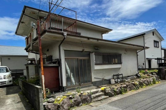 湯河原町中央　湯河原駅徒歩12分・生活便利の平坦地　約44坪古家付売地