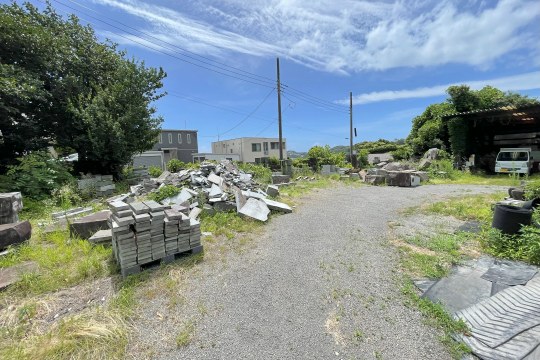 真鶴町岩　角地で陽当たり良好　約379坪の雑種地　