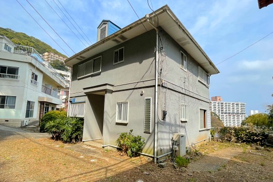 熱海市伊豆山　海を眺望する高台の閑静な住宅街　広々お庭と駐車場付き4ＬＤＫ