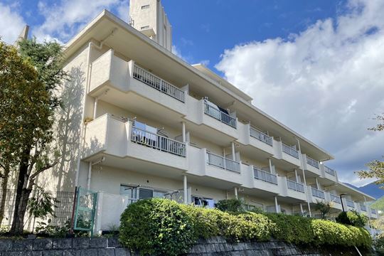 湯河原サニーハイツ　源泉かけ流し温泉大浴場付　山並み眺望