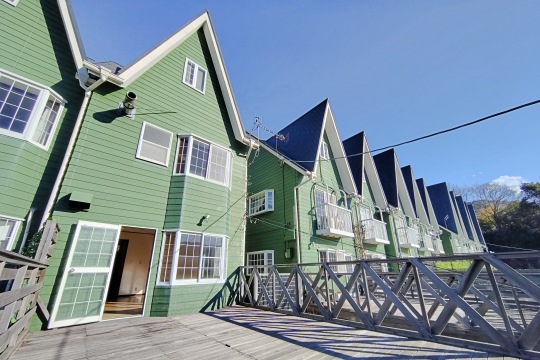 アーバンヴィラ湯河原　広々ウッドデッキ付き３階建テラスハウス２LDK