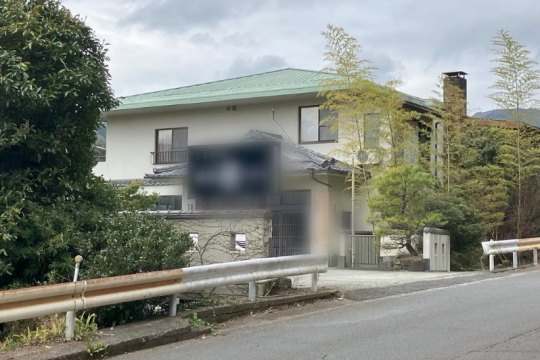 湯河原町宮上　高台から見晴らしの良い景色を望む売旅館